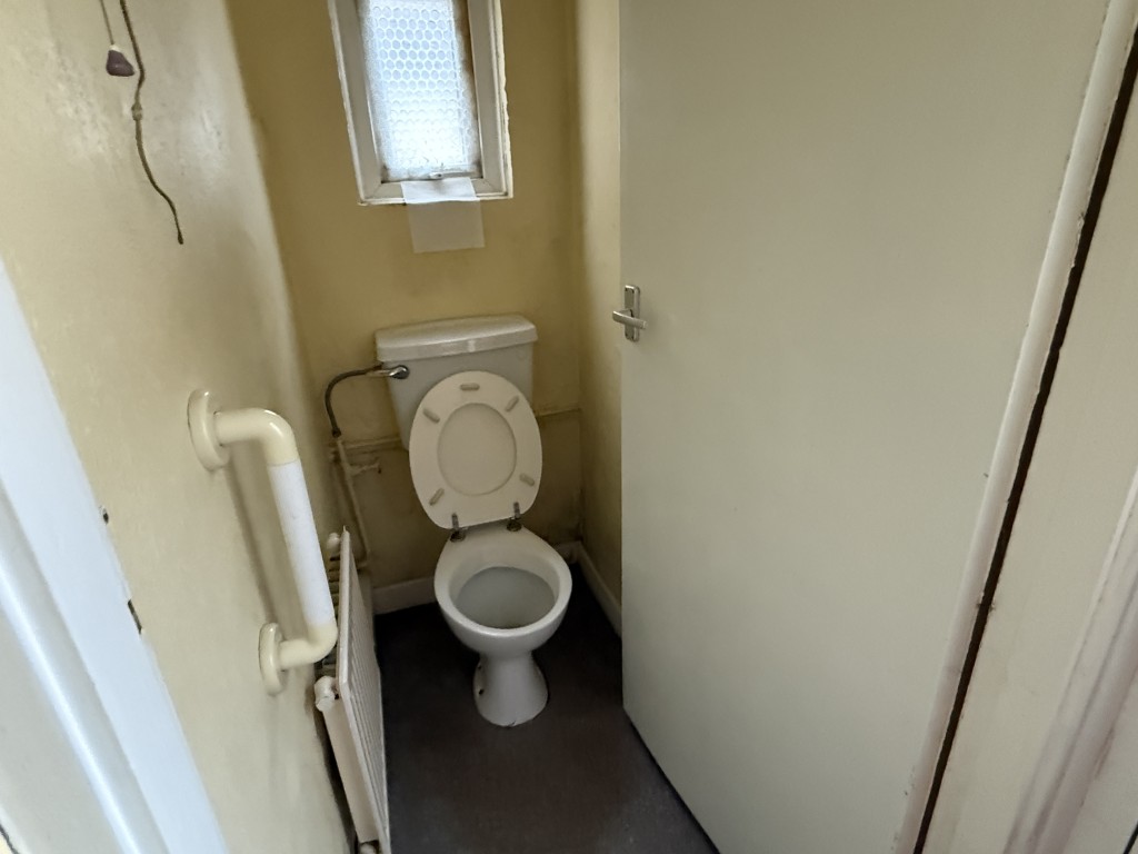 Lot: 81 - HOUSE IN NEED OF IMPROVEMENT - Separate WC in House in Need of Improvement
